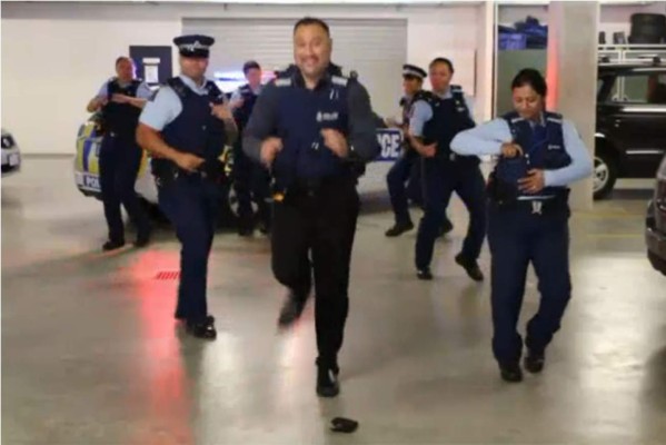 El baile de la policía kiwi que enloquece a internautas  