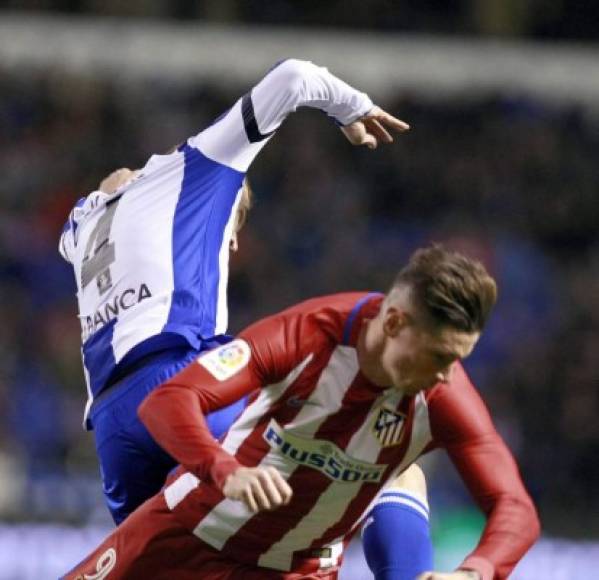 Fernando Torres al momento del choque con Alejandro Bergantiños.