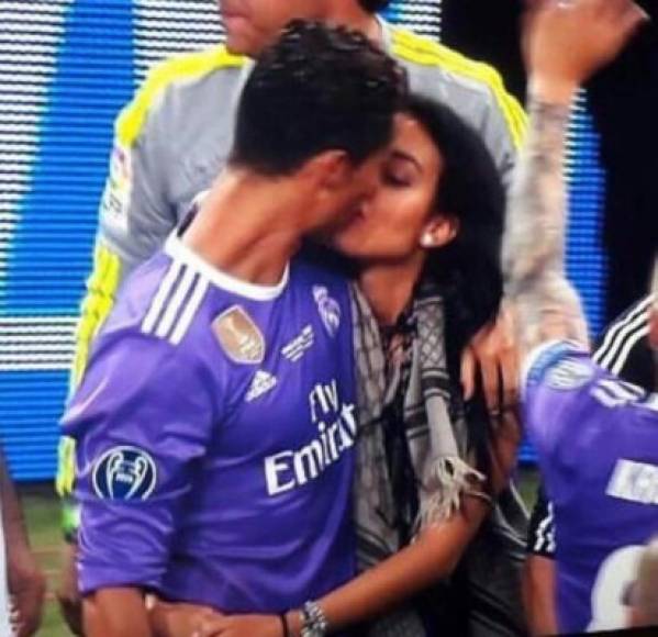 El tremendo beso que le dio Cristiano Ronaldo a Georgina Rodríguez. ¡Qué viva el amor!