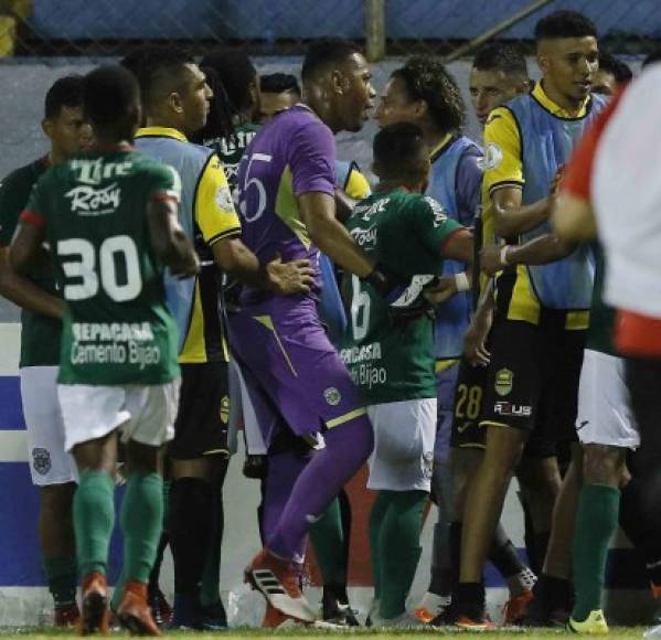 Denovan se puso de pie, se fue a la orilla del campo y terminó empujando al menor. El arquero asegura que primero el chico le lanzó el balón, posteriormente tras recibir el tanto del empate, le lanzaron una piedra por lo que se fue directo donde el joven. Al final fue expulsado.