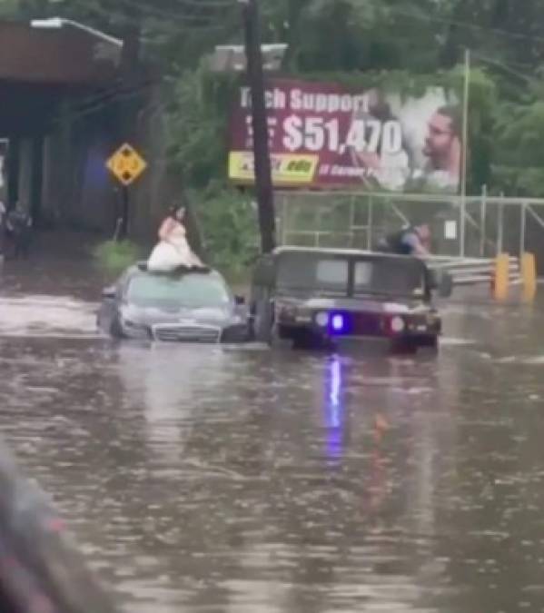 El video de una novia siendo rescatada de las inundaciones por la policía del condado de Bogotá se viralizó en redes sociales.