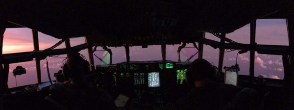 Vista panorámica de la puesta del sol cerca del huracán Irma durante el vuelo de un Súper Hércules WC-130J.