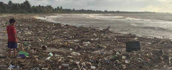 Ríos siguen arrastrando basura a playas de Omoa y Puerto Cortés