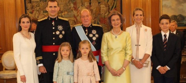 La reina Letizia viste de blanco y de Felipe Varela