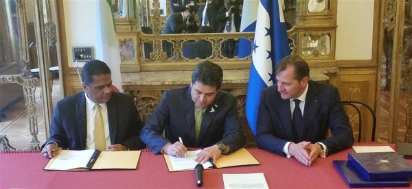 Firman convenio para construir planta cementera