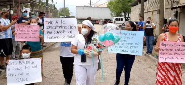 Con detalles y mensajes de aliento reciben a enfermera en el sector de Cofradía, Cortés