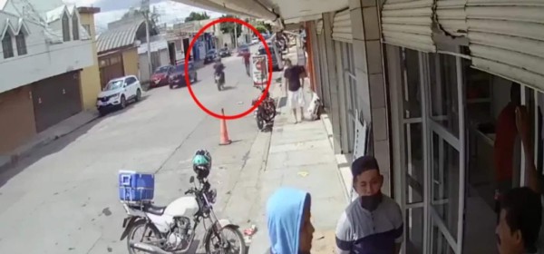 Video: Sicarios en moto acribillan a político y empresario mexicano