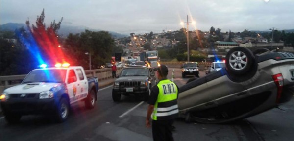 Dos personas lesionadas al volcar camioneta en Tegucigalpa