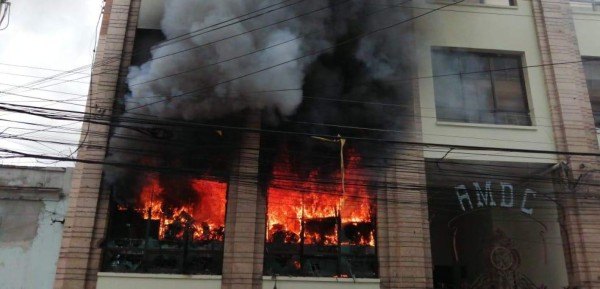 Incendio en alcaldía municipal de Tegucigalpa: evacúan a más de 250 personas