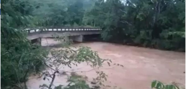 Río arrastra a 4 personas en Colón