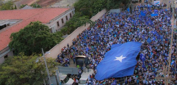 Nacionalistas salen a las calles a defender el triunfo