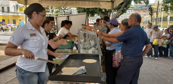 Hondureños degustan 50 mil baleadas durante celebración
