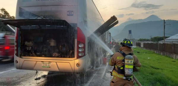 Se incendia bus donde viajaban migrantes hondureños en Guatemala