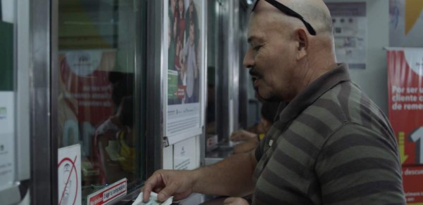 Banco Azteca presenta conmovedor testimonio en campaña Uniendo Familias  