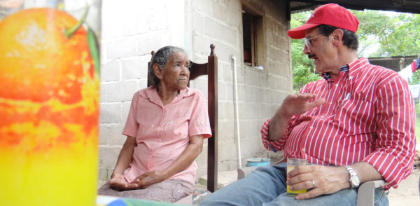 Mauricio Villeda ofrece empleo en zona rural