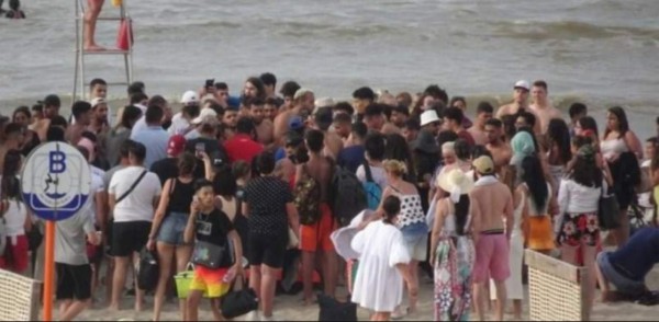 Video viral: brutal pelea entre jóvenes y policías por incumpliento a las restricciones contra el COVID-19