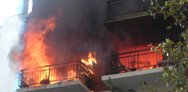 Mujer quemó cartas de amor de su expareja; incendió su apartamento por accidente