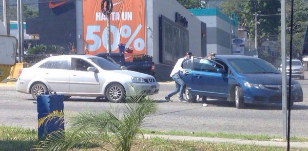 Encuentran carro vinculado a banda de asaltantes en San Pedro Sula