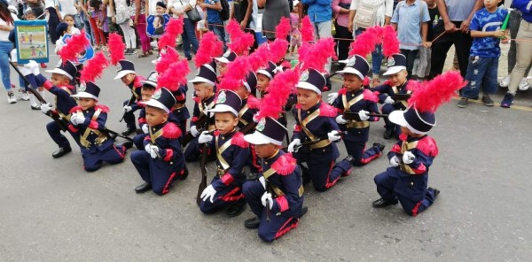 Preescolares inauguran temporada de desfiles patrios