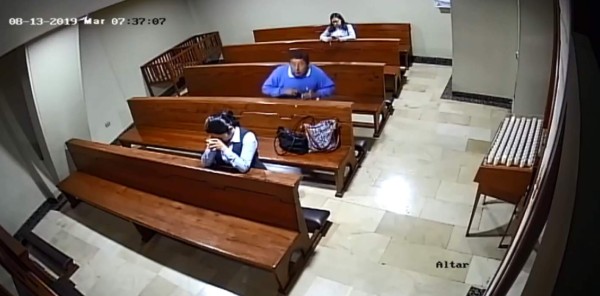 Viral: Hombre roba celular dentro de iglesia y antes de huir se persigna