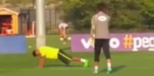 Video: El 'castigo' a Neymar tras fallar un gol