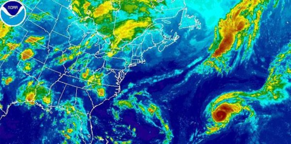 Gastón se convierte en huracán categoría 2