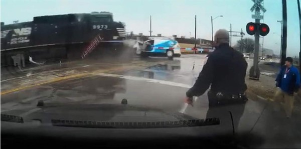 Un tren choca contra una furgoneta, conductor se salva de morir