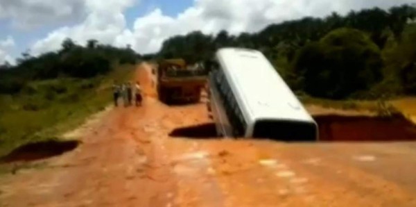 YouTube: Autobús fue 'tragado por la tierra' en Brasil