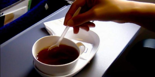 Aeromoza revela por qué no se debe tomar café en un vuelo  