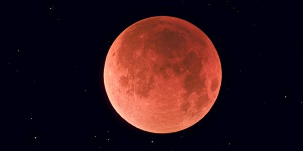 Semana Santa se despide con un eclipse parcial de Luna