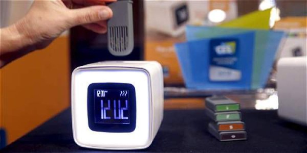 Un reloj diseñado por la firma francesa Sensorwake despierta a los usuarios por medio de olores, en lugar de sonidos. Emite esencias por dos minutos, para despertar al individuo. El precio es de 90 dólares.