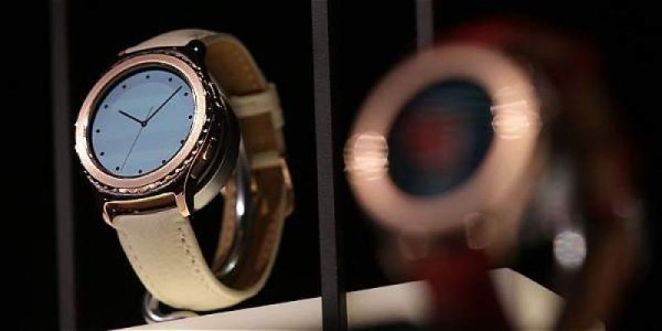 Samsung presentó una nueva colección de su reloj Gear S2 Classic en dos ediciones: color rosa oro de 18 quilates y otro de platino. Serán compatibles con iOS y saldrán al mercado en febrero.