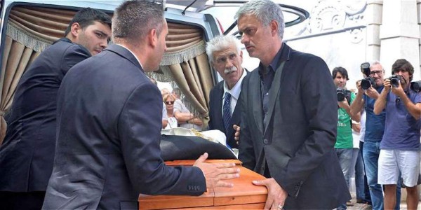 José Mourinho asiste al funeral de su padre en Setubal  