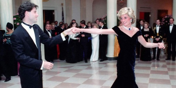 DAKH8M Diana, Princess of Wales dances with actor John Travolta during a White House Gala Dinner November 9, 1985 in Washington, DC.