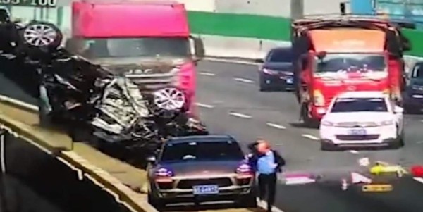 Video viral: carro cae por un puente tras ser embestido por un camión