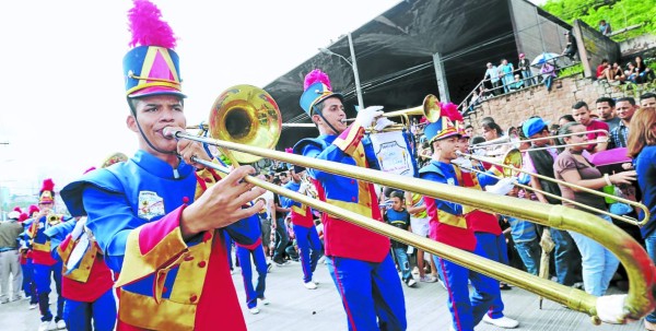 Colegios de Tegucigalpa también rindieron honor a Honduras