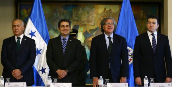 El presidente del Legislativo, Mauricio Oliva, el Presidente Juan O. Hernández, Luis Almagro Secretario General de la OEA y Rolando Argueta de la Corte Suprema de Justicia.