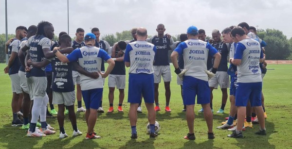 Fabián Coito define el equipo titular de Honduras para su debut en la Copa Oro