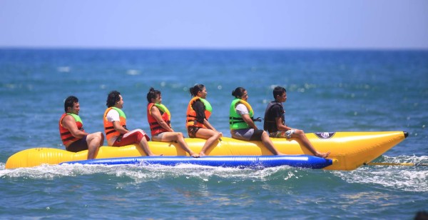 Más de 100 mil turistas llegan a diario a las playas de Tela