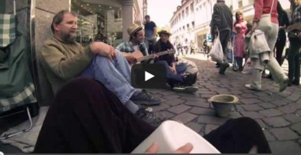 Video: Le piden la cubeta a un vagabundo y mira lo que sucede después