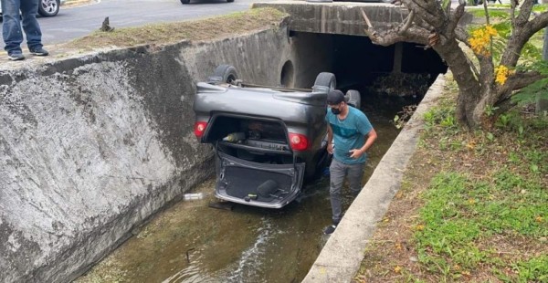 Conductor se salva de morir tras caer en desagüe en San Pedro Sula