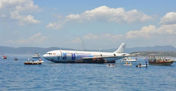 Turquía sumerge un avión para alentar el buceo y submarinismo
