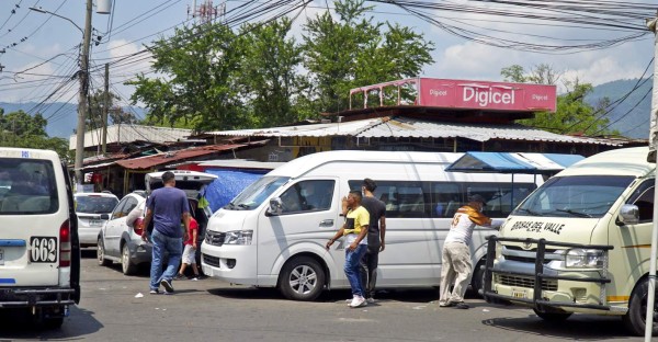 Transportistas reclaman el pago de bono gubernamental