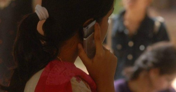 Joven muere al explotar la batería de su celular en la India
