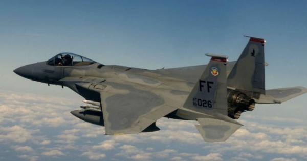 Dos cazas F-15 interceptan a una aeronave cerca de la residencia de Trump