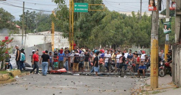 Bloqueos en vías del Valle de Sula impiden a miles llegar a sus trabajos