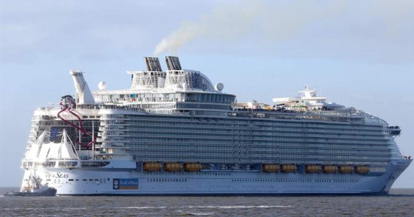 Royal Caribbean mantiene la suspensión de sus viajes hasta finales de abril
