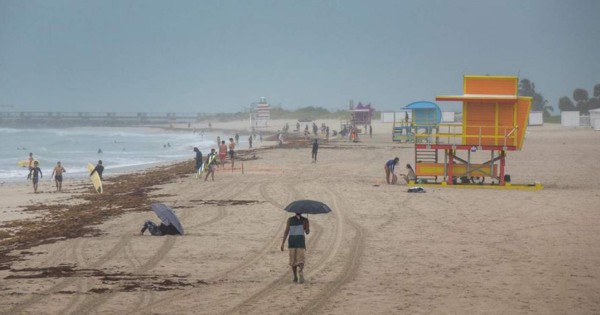 Isaías reduce su marcha antes del encuentro con la costa este de Florida