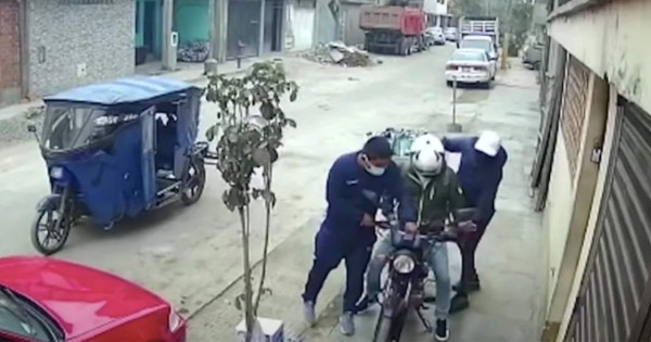 Video viral: Lanzan costal de cemento para impedir asalto a motociclista