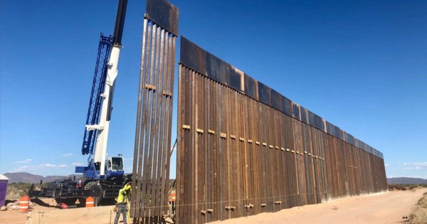 Texas reanudará la construcción del muro fronterizo con México